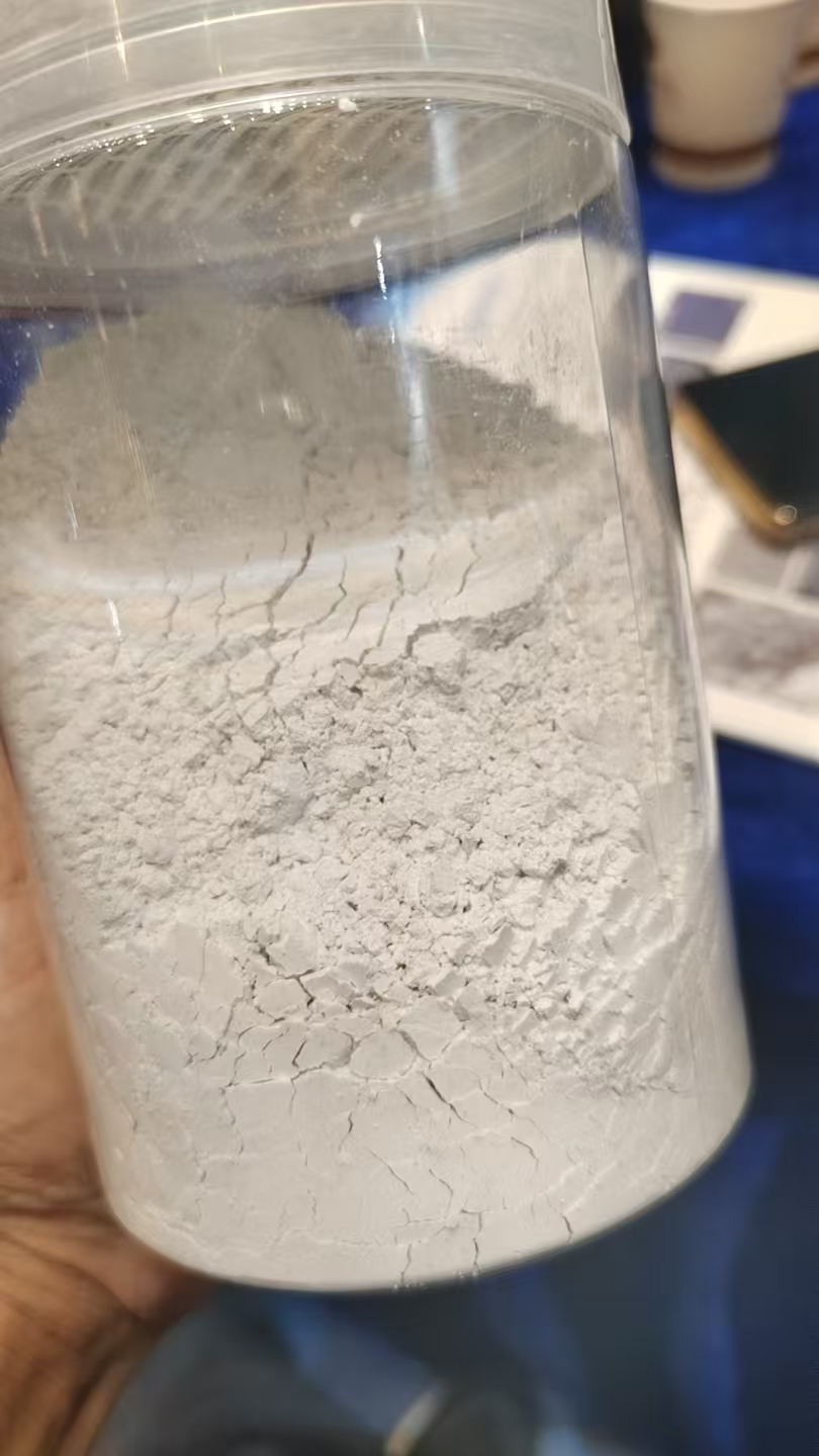 95 grade white zircon silica fume in transparent jar